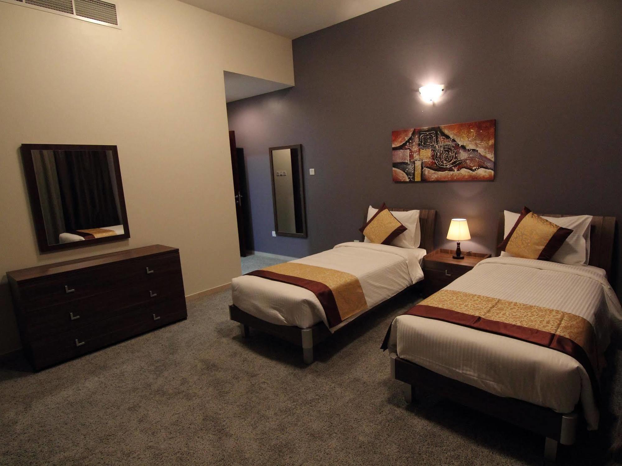 Home To Home Apartments Dubai Esterno foto