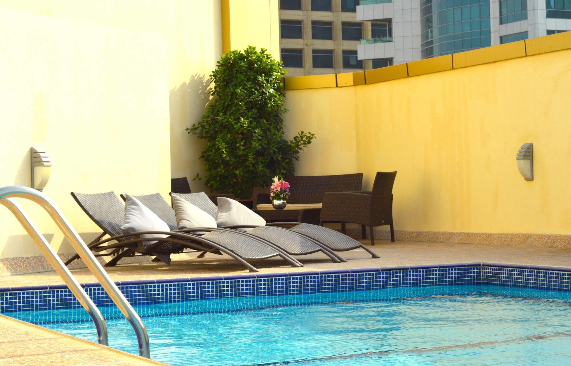 Home To Home Apartments Dubai Esterno foto