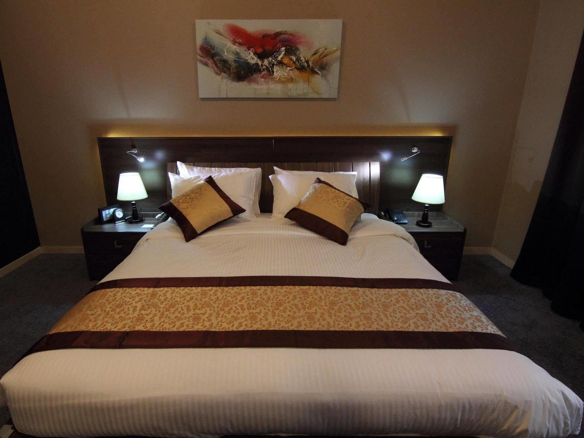 Home To Home Apartments Dubai Esterno foto